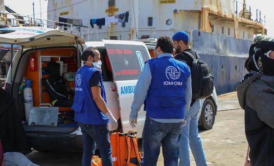 Сотрудники МОМ оказывают экстренную медицинскую помощь мигрантам после их высадки в порту в Триполи, Ливия.